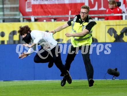 Fussball Laenderspiel Oesterreich gegen Malta. Flitzer, Ordner. Woerthersee Stadion KLagenfurt, am 31.5.2016.
Foto: Kuess
---
pressefotos, pressefotografie, kuess, qs, qspictures, sport, bild, bilder, bilddatenbank