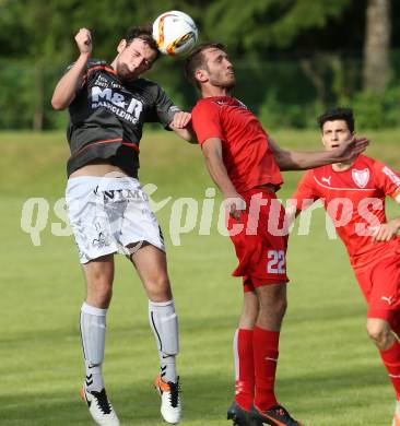 Fussball Kaerntner Liga. ATUS Ferlach gegen Feldkirchen. Petar Maric, (Ferlach), Christoph Freithofnig (Feldkirchen). Ferlach, am 4.6.2016.
Foto: Kuess
---
pressefotos, pressefotografie, kuess, qs, qspictures, sport, bild, bilder, bilddatenbank