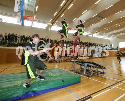 Dunking. Akrobatik Basketball Show. Dunk Kings. Villach, 28.4.2016.
Foto: Kuess
---
pressefotos, pressefotografie, kuess, qs, qspictures, sport, bild, bilder, bilddatenbank