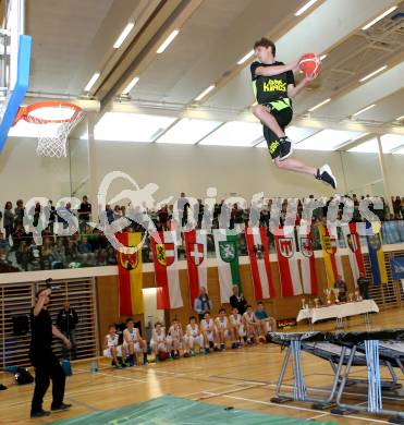 Dunking. Akrobatik Basketball Show. Dunk Kings. Villach, 28.4.2016.
Foto: Kuess
---
pressefotos, pressefotografie, kuess, qs, qspictures, sport, bild, bilder, bilddatenbank