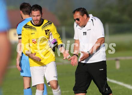 Fussball Unterliga Ost. Woelfnitz gegen Ludmannsdorf. Manuel Pirmann, Trainer Alexander Suppantschitsch (Woelfnitz). Woelfnitz, am 28.5.2016.
Foto: Kuess
---
pressefotos, pressefotografie, kuess, qs, qspictures, sport, bild, bilder, bilddatenbank