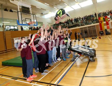 Dunking. Akrobatik Basketball Show. Dunk Kings. Villach, 28.4.2016.
Foto: Kuess
---
pressefotos, pressefotografie, kuess, qs, qspictures, sport, bild, bilder, bilddatenbank