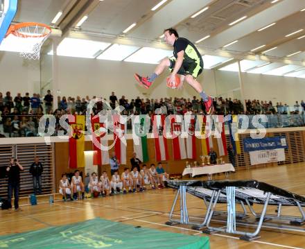 Dunking. Akrobatik Basketball Show. Dunk Kings. Villach, 28.4.2016.
Foto: Kuess
---
pressefotos, pressefotografie, kuess, qs, qspictures, sport, bild, bilder, bilddatenbank