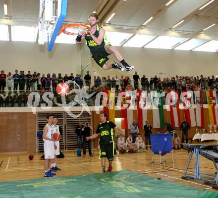 Dunking. Akrobatik Basketball Show. Dunk Kings. Villach, 28.4.2016.
Foto: Kuess
---
pressefotos, pressefotografie, kuess, qs, qspictures, sport, bild, bilder, bilddatenbank