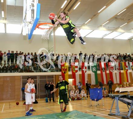 Dunking. Akrobatik Basketball Show. Dunk Kings. Villach, 28.4.2016.
Foto: Kuess
---
pressefotos, pressefotografie, kuess, qs, qspictures, sport, bild, bilder, bilddatenbank