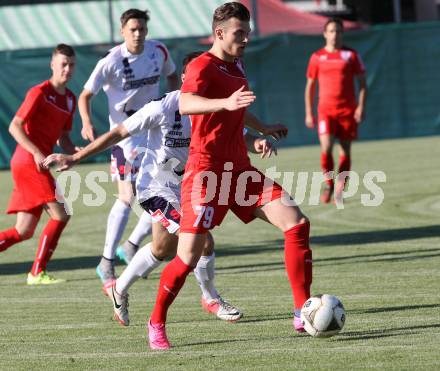 Fussball. Kaerntner Liga. SAK gegen Atus Ferlach. Ervin Kalender (SAK), Daniel Ludwig Bendlinger (Ferlach). Klagenfurt, 10.6.2016.
Foto: Kuess 
---
pressefotos, pressefotografie, kuess, qs, qspictures, sport, bild, bilder, bilddatenbank