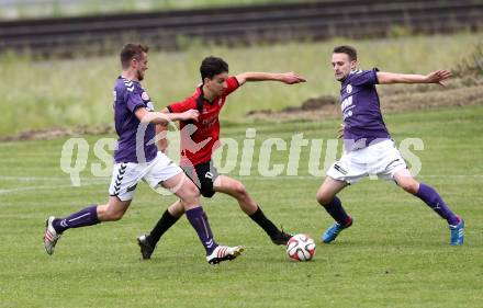 Fussball Kaerntner Liga. Maria Saal gegen Globasnitz. Naim Bejaoui, (Maria Saal),  Mario Kaiser (Globasnitz). Maria Saal, am 11.6.2016.
Foto: Kuess
---
pressefotos, pressefotografie, kuess, qs, qspictures, sport, bild, bilder, bilddatenbank