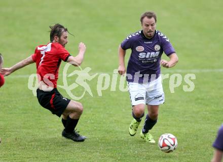 Fussball Kaerntner Liga. Maria Saal gegen Globasnitz. Roland Krenn,  (Maria Saal), Stefan Friessnegger (Globasnitz). Maria Saal, am 11.6.2016.
Foto: Kuess
---
pressefotos, pressefotografie, kuess, qs, qspictures, sport, bild, bilder, bilddatenbank