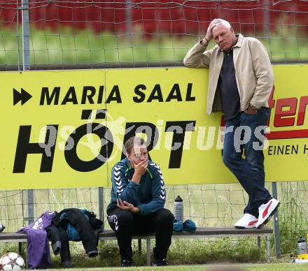 Fussball Kaerntner Liga. Maria Saal gegen Globasnitz. Trainer Stefan Friessnegger, Josef Micheu (Globasnitz). Maria Saal, am 11.6.2016.
Foto: Kuess
---
pressefotos, pressefotografie, kuess, qs, qspictures, sport, bild, bilder, bilddatenbank