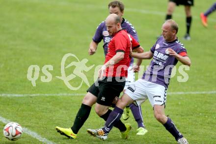 Fussball Kaerntner Liga. Maria Saal gegen Globasnitz. Daniel Barrazutti, (Maria Saal), Simon Sadjak (Globasnitz). Maria Saal, am 11.6.2016.
Foto: Kuess
---
pressefotos, pressefotografie, kuess, qs, qspictures, sport, bild, bilder, bilddatenbank