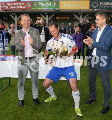 Fussball KFV Cup. Finale. St. Jakob im Rosental gegen Treibach. KFV Praesident Klaus Mitterdorfer, Jubel Kapitaen Arno Kozelsky  (Treibach). St. Jakob, am 15.6.2016.
Foto: Kuess
---
pressefotos, pressefotografie, kuess, qs, qspictures, sport, bild, bilder, bilddatenbank