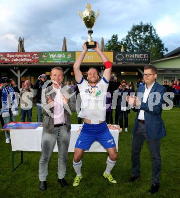 Fussball KFV Cup. Finale. St. Jakob im Rosental gegen Treibach. KFV Praesident Klaus Mitterdorfer, Jubel Kapitaen Arno Kozelsky  (Treibach). St. Jakob, am 15.6.2016.
Foto: Kuess
---
pressefotos, pressefotografie, kuess, qs, qspictures, sport, bild, bilder, bilddatenbank