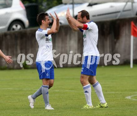 Fussball KFV Cup. Finale. St. Jakob im Rosental gegen Treibach. Torjubel Andreas Wolfger, Arno Paul Kozelsky  (Treibach). St. Jakob, am 15.6.2016.
Foto: Kuess
---
pressefotos, pressefotografie, kuess, qs, qspictures, sport, bild, bilder, bilddatenbank