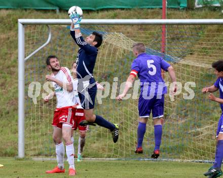 Fussball Unterliga Ost. POggersdorf gegen St. Michael/Bleiburg. Christian Fuiko,  (Poggersdorf), Rok Rozeniicnik Korosec, Ivo Mueller (St. Michael). Poggersdorf, am 19.6.2016.
Foto: Kuess
---
pressefotos, pressefotografie, kuess, qs, qspictures, sport, bild, bilder, bilddatenbank