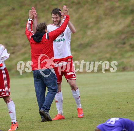 Fussball Unterliga Ost. POggersdorf gegen St. Michael/Bleiburg. Jubel Trainer Karl Sommerauer, Rok Rozeniicnik Korosec (St. Michael). Poggersdorf, am 19.6.2016.
Foto: Kuess
---
pressefotos, pressefotografie, kuess, qs, qspictures, sport, bild, bilder, bilddatenbank