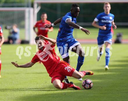 Fussball. Freundschaftsspiel. Udinese Calcio (IT) gegen Union Berlin (DE). Seko Fofana (Udinese Calcio),  Steven Skrzybski (Union Berlin). Villach, 17.7.2016.
Foto: Kuess
---
pressefotos, pressefotografie, kuess, qs, qspictures, sport, bild, bilder, bilddatenbank