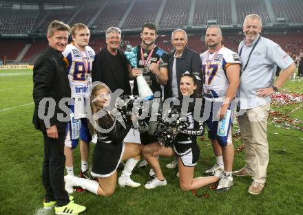 American Football. Austrian Bowl. Swarco Raiders Tirol gegen Giants. Arno Arthofer, Andreas Pirker (Giants), Landeshauptmann Peter Kaiser, Florian Hueter (Tirol), Juergen Pfeiler, Leonhard Sumnitsch (Giants), Michael Eschlboeck (AFBOE Praesident). Klagenfurt, am 23.7.2016.
Foto: Kuess
---
pressefotos, pressefotografie, kuess, qs, qspictures, sport, bild, bilder, bilddatenbank