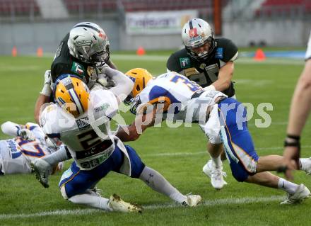 American Football. Austrian Bowl. Swarco Raiders Tirol gegen Giants. Jermaine Guynn, Tobias Bonatti,  (Tirol), Thomas Schnurrer, Florian Probst (Giants). Klagenfurt, am 23.7.2016.
Foto: Kuess
---
pressefotos, pressefotografie, kuess, qs, qspictures, sport, bild, bilder, bilddatenbank