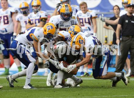 American Football. Austrian Bowl. Swarco Raiders Tirol gegen Giants. Sandro Platzgummer, (Tirol), Clint Floyd  (Giants). Klagenfurt, am 23.7.2016.
Foto: Kuess
---
pressefotos, pressefotografie, kuess, qs, qspictures, sport, bild, bilder, bilddatenbank