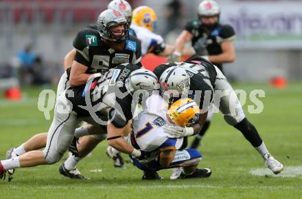 American Football. Austrian Bowl. Swarco Raiders Tirol gegen Giants. Korbinian Hoffman, Christoph Schilcher, Jermaine Guynn
 (Tirol), Alexander Sanz (Giants). Klagenfurt, am 23.7.2016.
Foto: Kuess
---
pressefotos, pressefotografie, kuess, qs, qspictures, sport, bild, bilder, bilddatenbank