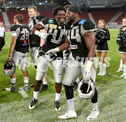 American Football. Austrian Bowl. Swarco Raiders Tirol gegen Giants. Jubel Ansah Acquah Ezri, Jermaine Guynn (Tirol). Klagenfurt, am 23.7.2016.
Foto: Kuess
---
pressefotos, pressefotografie, kuess, qs, qspictures, sport, bild, bilder, bilddatenbank