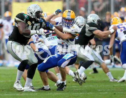 American Football. Austrian Bowl. Swarco Raiders Tirol gegen Giants. Jermaine Guynn,  (Tirol), Maximilian Schukle (Giants). Klagenfurt, am 23.7.2016.
Foto: Kuess
---
pressefotos, pressefotografie, kuess, qs, qspictures, sport, bild, bilder, bilddatenbank