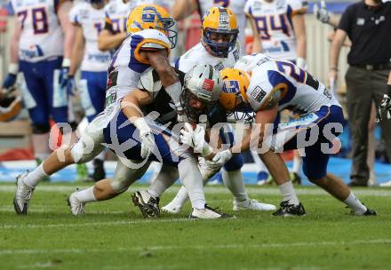 American Football. Austrian Bowl. Swarco Raiders Tirol gegen Giants. Sandro Platzgummer, (Tirol), Clint Floyd  (Giants). Klagenfurt, am 23.7.2016.
Foto: Kuess
---
pressefotos, pressefotografie, kuess, qs, qspictures, sport, bild, bilder, bilddatenbank