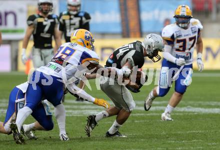 American Football. Austrian Bowl. Swarco Raiders Tirol gegen Giants. Clemens Erlsbacher,  (Tirol), Clint Floyd (Giants). Klagenfurt, am 23.7.2016.
Foto: Kuess
---
pressefotos, pressefotografie, kuess, qs, qspictures, sport, bild, bilder, bilddatenbank