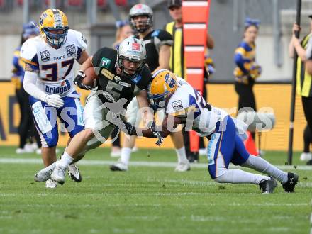 American Football. Austrian Bowl. Swarco Raiders Tirol gegen Giants. Adrian Platzgummer, (Tirol), Blake Oneil (Giants). Klagenfurt, am 23.7.2016.
Foto: Kuess
---
pressefotos, pressefotografie, kuess, qs, qspictures, sport, bild, bilder, bilddatenbank