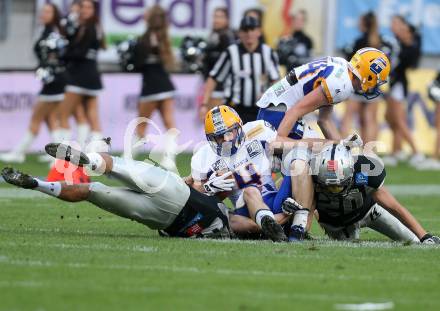 American Football. Austrian Bowl. Swarco Raiders Tirol gegen Giants. Simon Riedl, Patrick Pilger,  (Tirol), Philipp Sommer (Giants). Klagenfurt, am 23.7.2016.
Foto: Kuess
---
pressefotos, pressefotografie, kuess, qs, qspictures, sport, bild, bilder, bilddatenbank