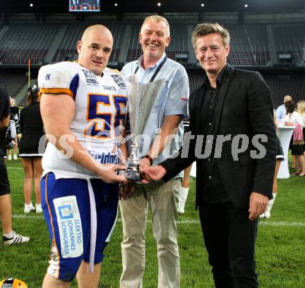 American Football. Austrian Bowl. Swarco Raiders Tirol gegen Giants. Alexander Weinberger (Giants), Michael Eschlboeck (Praesident AFBOE), Landessportdirektor Arno Arthofer. Klagenfurt, am 23.7.2016.
Foto: Kuess
---
pressefotos, pressefotografie, kuess, qs, qspictures, sport, bild, bilder, bilddatenbank