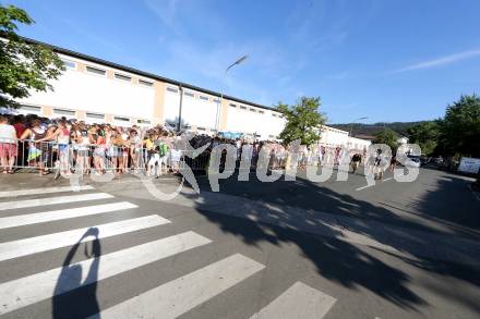 Beachvolleyball. Beach Volleyball Major Series. Fans, Warteschlange. Klagenfurt, 30.7.2016.
Foto: Kuess
---
pressefotos, pressefotografie, kuess, qs, qspictures, sport, bild, bilder, bilddatenbank