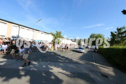 Beachvolleyball. Beach Volleyball Major Series. Fans, Warteschlange. Klagenfurt, 30.7.2016.
Foto: Kuess

---
pressefotos, pressefotografie, kuess, qs, qspictures, sport, bild, bilder, bilddatenbank