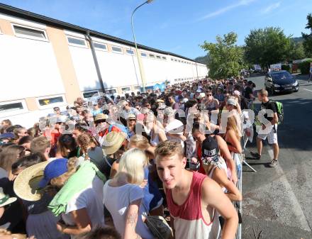 Beachvolleyball. Beach Volleyball Major Series. Fans, Warteschlange. Klagenfurt, 30.7.2016.
Foto: Kuess
---
pressefotos, pressefotografie, kuess, qs, qspictures, sport, bild, bilder, bilddatenbank