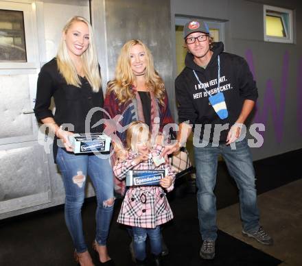 EBEL. Eishockey Bundesliga. Testspiel. VSV gegen Graz 99ers. Sigourney Wehrs, Chantal Locke mit Tochter Kendersyn. Villach, am 19.8.2016.
Foto: Kuess
---
pressefotos, pressefotografie, kuess, qs, qspictures, sport, bild, bilder, bilddatenbank