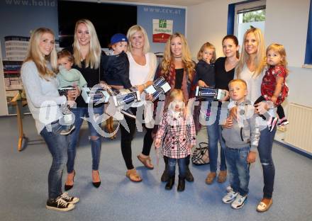 EBEL. Eishockey Bundesliga. Testspiel. VSV gegen Graz 99ers. Spendenaktion. Spielerfrauen sammeln fuer Leon. Stephanie Dankl (Freundin von Stefan Bacher), mit Sohn Nils, Sigourney Wehrs, Kristine Hunter mit Sohn Smith, Chantal Locke mit Tochter Kendersyn, Ulrike Kerschbaumer mit Viktoria, Heather Grabner mit Olivia und Aiden. Villach, am 19.8.2016.
Foto: Kuess
---
pressefotos, pressefotografie, kuess, qs, qspictures, sport, bild, bilder, bilddatenbank