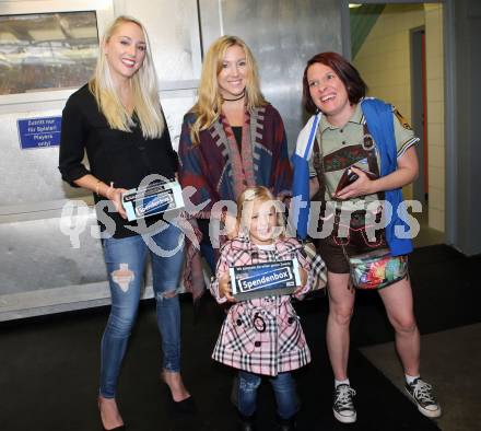 EBEL. Eishockey Bundesliga. Testspiel. VSV gegen Graz 99ers. Sigourney Wehrs, Chantal Locke mit Tochter Kendersyn. Villach, am 19.8.2016.
Foto: Kuess
---
pressefotos, pressefotografie, kuess, qs, qspictures, sport, bild, bilder, bilddatenbank