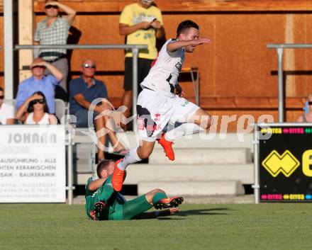 Fussball. Kaerntner Liga. SAK gegen Voelkermarkt. Alen Muharemovic (SAK), Mario Presterl  (Voelkermarkt). Klagenfurt, 26.8.2016.
Foto: Kuess
---
pressefotos, pressefotografie, kuess, qs, qspictures, sport, bild, bilder, bilddatenbank