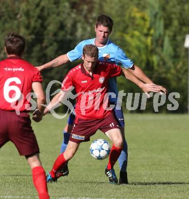 Fussball Kaerntner Liga. Lind gegen Eberstein. Lukas Gritschacher,  (Lind),  Harald Stark (Eberstein). Lind im Drautal, am 3.9.2016.
Foto: Kuess
---
pressefotos, pressefotografie, kuess, qs, qspictures, sport, bild, bilder, bilddatenbank