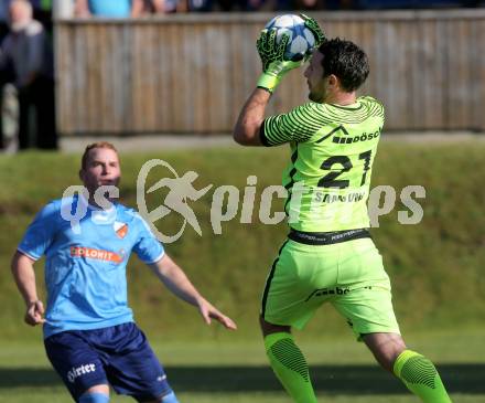 Fussball Kaerntner Liga. Lind gegen Eberstein. Alexander Zagler, (Lind),  Franz Pusar (Eberstein). Lind im Drautal, am 3.9.2016.
Foto: Kuess
---
pressefotos, pressefotografie, kuess, qs, qspictures, sport, bild, bilder, bilddatenbank