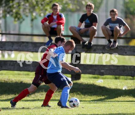 Fussball Kaerntner Liga. Lind gegen Eberstein. David Obweger, (Lind),  Franz Pusar (Eberstein). Lind im Drautal, am 3.9.2016.
Foto: Kuess
---
pressefotos, pressefotografie, kuess, qs, qspictures, sport, bild, bilder, bilddatenbank