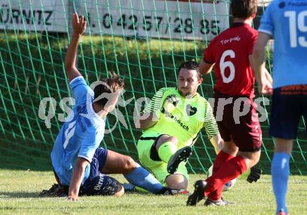 Fussball Kaerntner Liga. Lind gegen Eberstein. Alexander Zagler,  (Lind),  Antonio Vavpic (Eberstein). Lind im Drautal, am 3.9.2016.
Foto: Kuess
---
pressefotos, pressefotografie, kuess, qs, qspictures, sport, bild, bilder, bilddatenbank