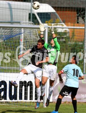 Fussball Kaerntner Liga. Annabichler SV gegen Gmuend. Georg Blatnik, (ASV), Zeljko Simic  (Gmuend). Annabichl, am 4.9.2016.
Foto: Kuess
---
pressefotos, pressefotografie, kuess, qs, qspictures, sport, bild, bilder, bilddatenbank