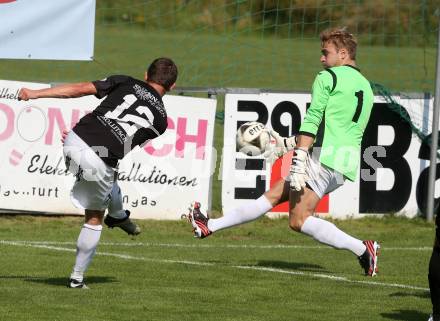 Fussball Kaerntner Liga. Annabichler SV gegen Gmuend. Georg Blatnik, (ASV), Marvin Metzler (Gmuend). Annabichl, am 4.9.2016.
Foto: Kuess
---
pressefotos, pressefotografie, kuess, qs, qspictures, sport, bild, bilder, bilddatenbank