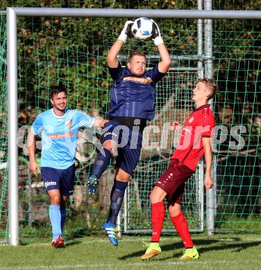 Fussball Kaerntner Liga. Lind gegen Eberstein. Sven Unterguggenberger, (Lind), Patrick Christian Boeck  (Eberstein). Lind im Drautal, am 3.9.2016.
Foto: Kuess
---
pressefotos, pressefotografie, kuess, qs, qspictures, sport, bild, bilder, bilddatenbank