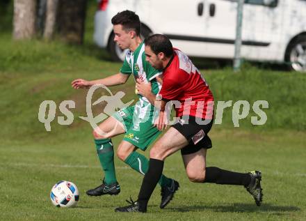 Fussball Kaerntner Liga. Maria Saal gegen Rapid Lienz.  Mohamad Rami Hamwai, (Maria Saal),  Manuel Amoser (Lienz). Maria Saal, am 10.9.2016.
Foto: Kuess
---
pressefotos, pressefotografie, kuess, qs, qspictures, sport, bild, bilder, bilddatenbank