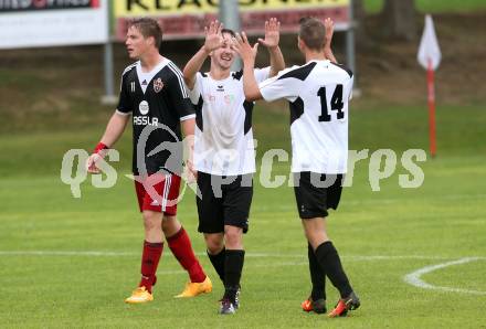 Fussball 1. KLasse A. Gmuend 1b gegen Defreggental. Torjubel Peter Wettengl, Alexander Marco Aschbacher (Gmuend). Gmuend, am 11.9.2016.
Foto: Kuess
---
pressefotos, pressefotografie, kuess, qs, qspictures, sport, bild, bilder, bilddatenbank