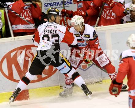 EBEL. Eishockey Bundesliga.  KAC gegen HC Orli Znojmo. Patrick Harand,  (KAC), Marek Spacek (Znojmo). Klagenfurt, am 23.9.2016.
Foto: Kuess 
---
pressefotos, pressefotografie, kuess, qs, qspictures, sport, bild, bilder, bilddatenbank