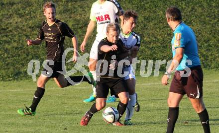 Fussball Kaerntner Liga. Koettmannsdorf gegen Feldkirchen. Martin Trattnig,  (Koettmannsdorf), Michael Tammegger (Feldkirchen). Koettmannsdorf, am 25.9.2016.
Foto: Kuess
---
pressefotos, pressefotografie, kuess, qs, qspictures, sport, bild, bilder, bilddatenbank