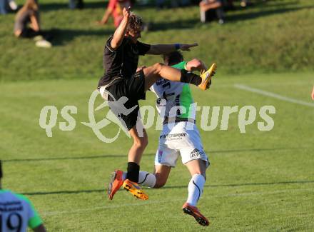 Fussball Kaerntner Liga. Koettmannsdorf gegen Feldkirchen. Peter Pucker,  (Koettmannsdorf), Sebastian Schmid (Feldkirchen). Koettmannsdorf, am 25.9.2016.
Foto: Kuess
---
pressefotos, pressefotografie, kuess, qs, qspictures, sport, bild, bilder, bilddatenbank